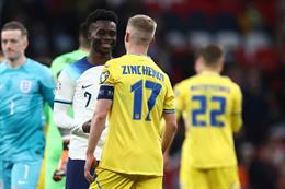 Zinchenko: Saka là một trong những cầu thủ xuất sắc nhất Premier League 